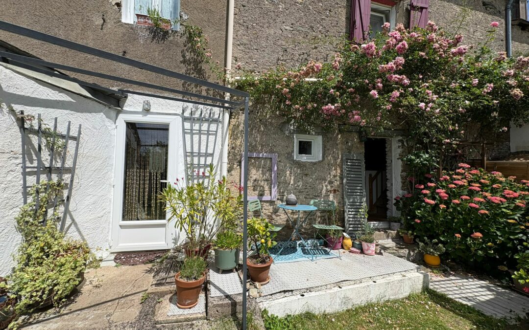 &lsquo;LOUISE&rsquo; – Chaleureuse maison de ville plein bourg